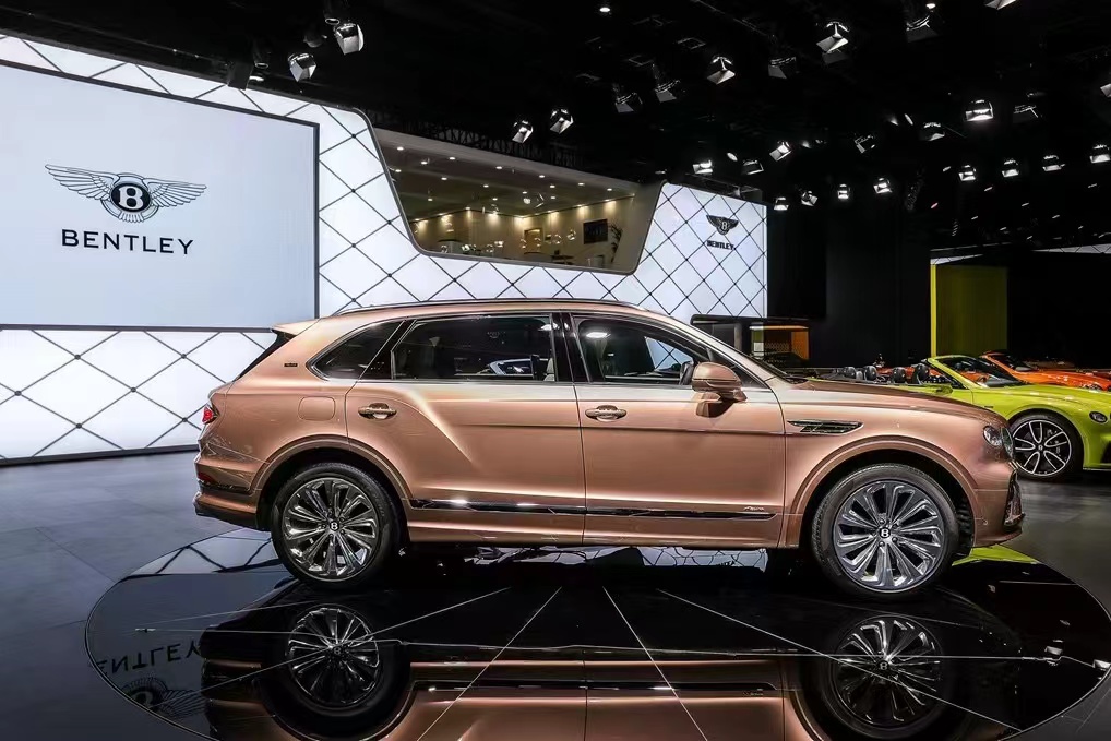 宾利电车价格_宾利的豪华与电动化：未来的汽车趋势_宾利电动suv