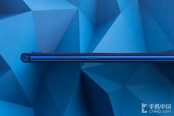 荣耀手机镜头往后翻的是哪一款_荣耀手机的镜头是什么的_评测荣耀的拍照效果：从镜头到成像