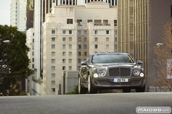 宾利豪华车型_宾利与运动性能：豪华中的速度狂欢_豪华版宾利