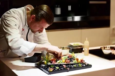 无人机表演设备多少钱_表演用的无人机是什么牌子_无人机表演中使用的常见软件与工具