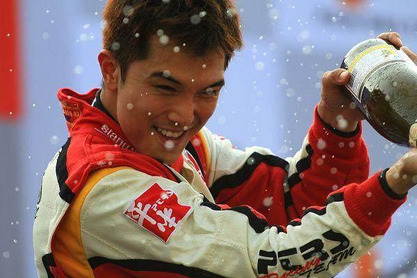 邱泽老婆_邱泽和老婆牵手逛街_邱泽