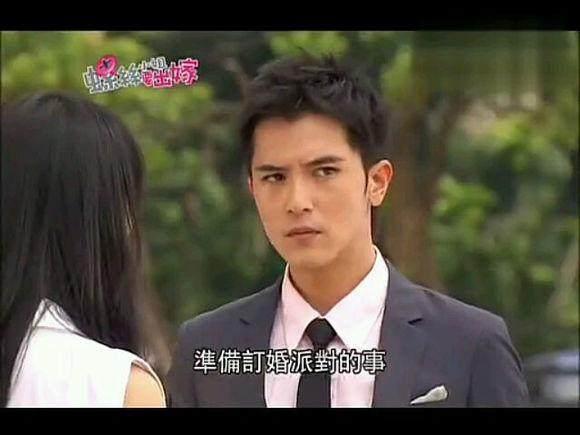 邱泽_邱泽老婆_邱泽和老婆牵手逛街