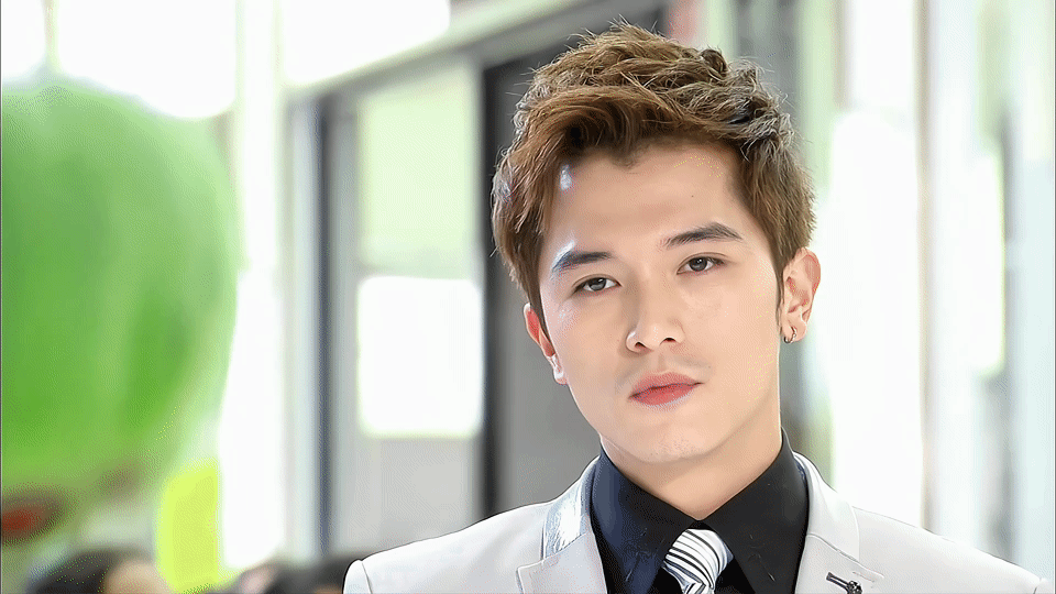 邱泽_邱泽老婆_邱泽和老婆牵手逛街