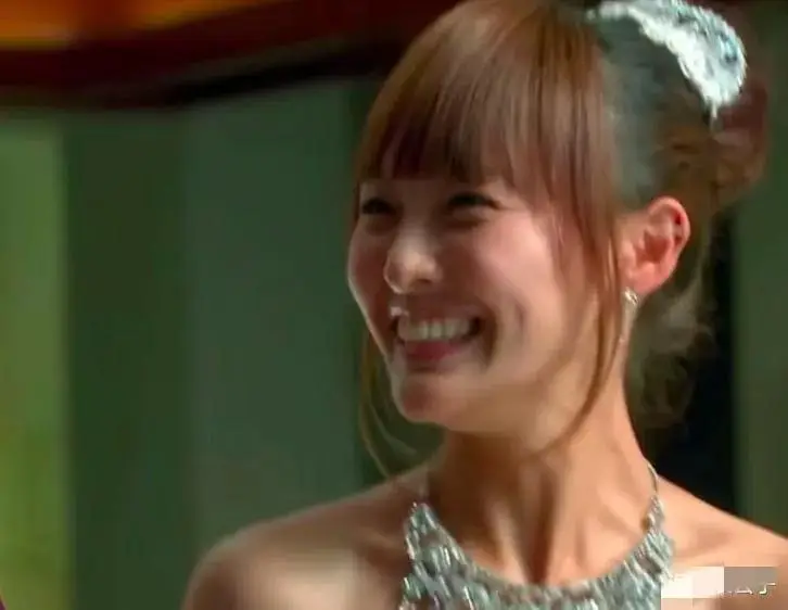 邱泽和老婆牵手逛街_邱泽_邱泽老婆