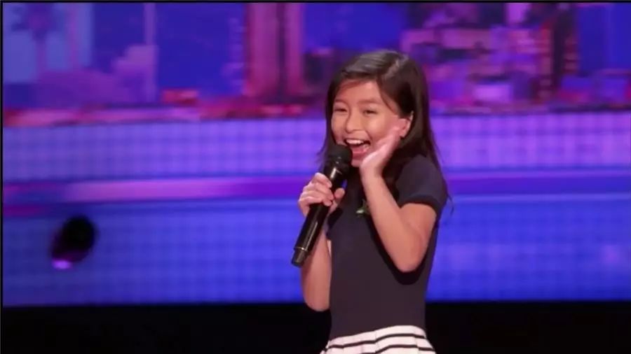 邓紫棋表演视频_邓紫棋舞台_邓紫棋在舞台上的精湛表演，打动现场每一个人