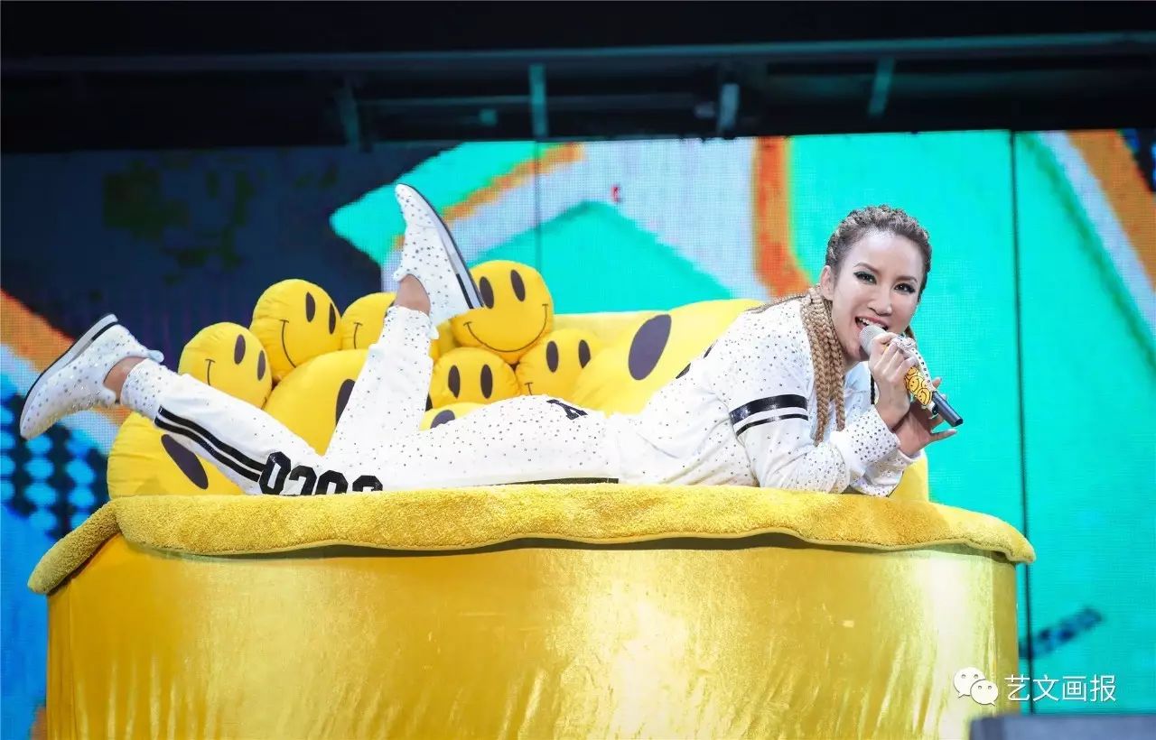 邓紫棋舞台_邓紫棋现场_邓紫棋在舞台上的精湛表演，打动现场每一个人