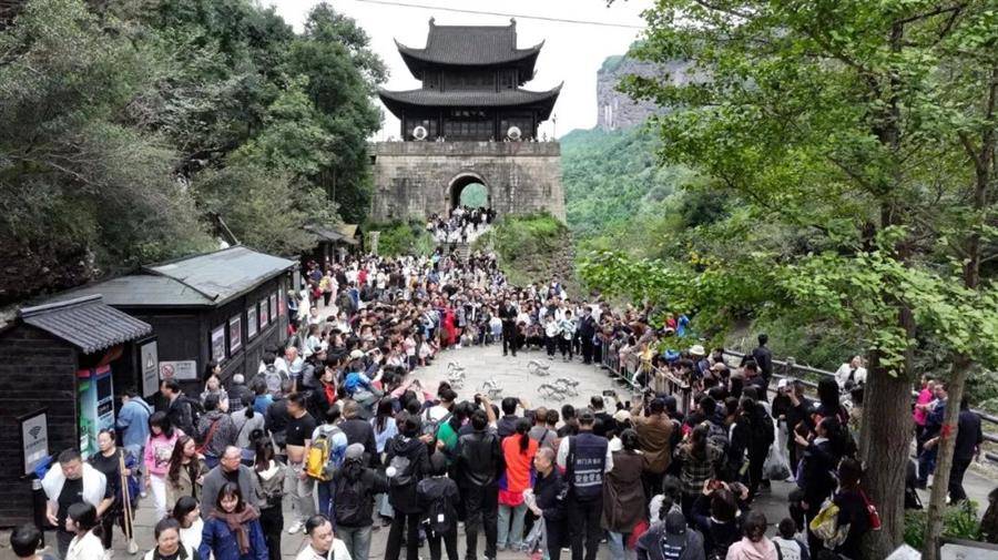 无人演出的剧场叫什么歌_无人机表演的观众参与度与互动性_无人舞台