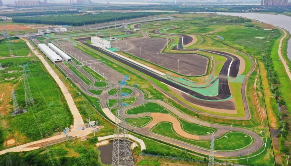 小米汽车SU7 Max的续航与加速比较_小米超跑汽车_小米越野车速度极慢