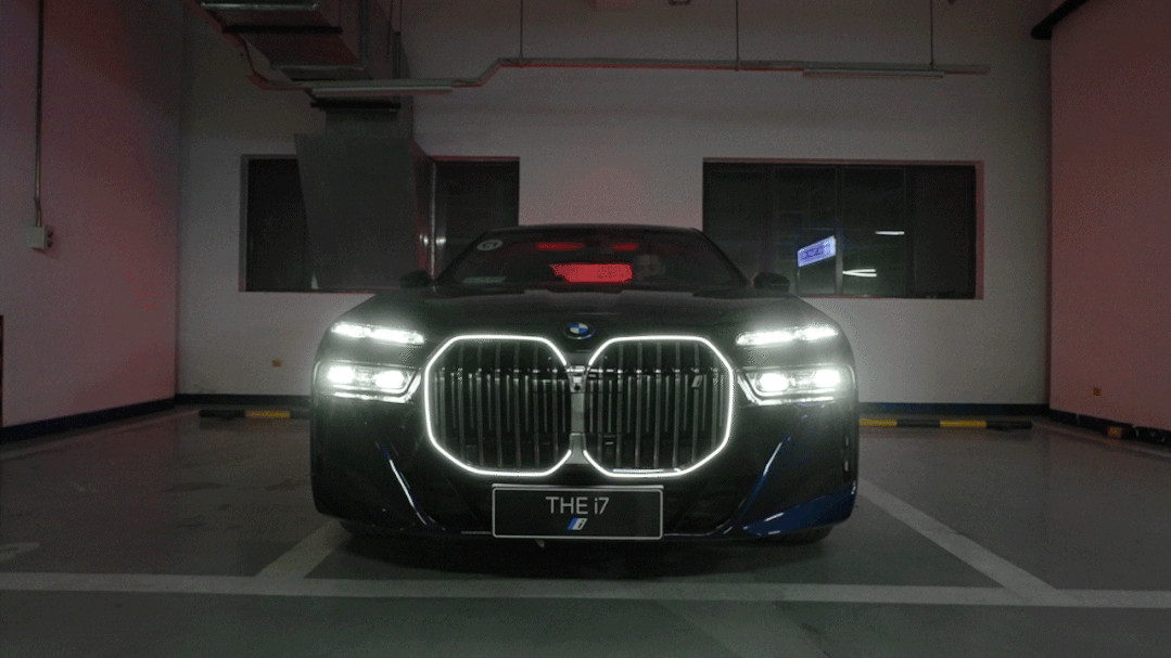 劳斯莱斯的车内氛围灯光系统_劳斯莱斯内饰氛围灯_劳斯莱斯车灯效果