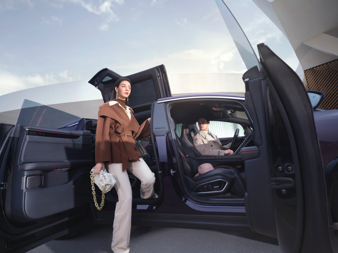 劳斯莱斯车灯效果_劳斯莱斯内饰灯光_劳斯莱斯的车内氛围灯光系统