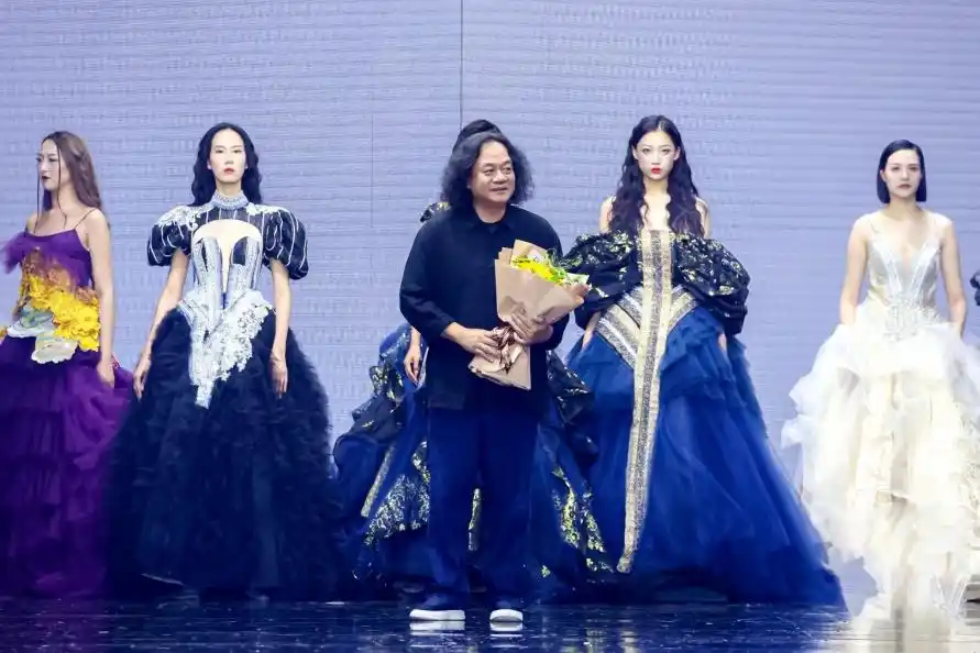 周杰伦的时尚搭配，成为潮流风向标_平民化成为一种潮流_周杰伦潮流穿搭