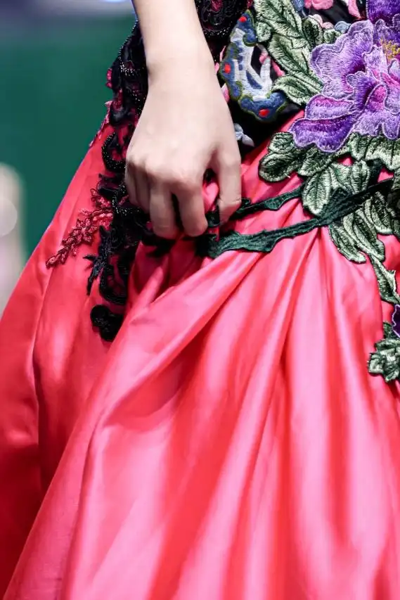 周杰伦的时尚搭配，成为潮流风向标_周杰伦潮流穿搭_平民化成为一种潮流