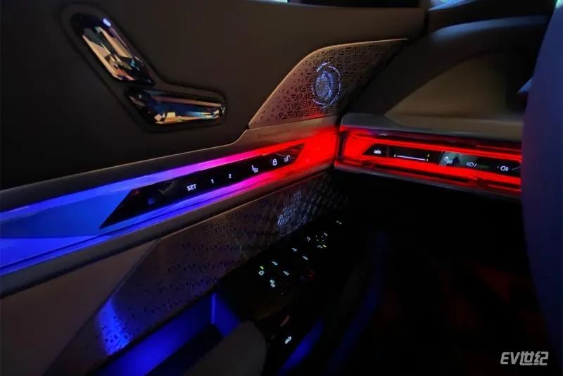 劳斯莱斯的车内氛围灯光系统_劳斯莱斯内饰氛围灯_劳斯莱斯内饰灯光