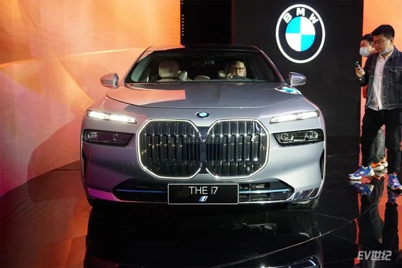 劳斯莱斯的车内氛围灯光系统_劳斯莱斯内饰氛围灯_劳斯莱斯内饰灯光