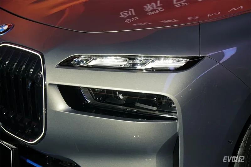 劳斯莱斯内饰氛围灯_劳斯莱斯的车内氛围灯光系统_劳斯莱斯内饰灯光