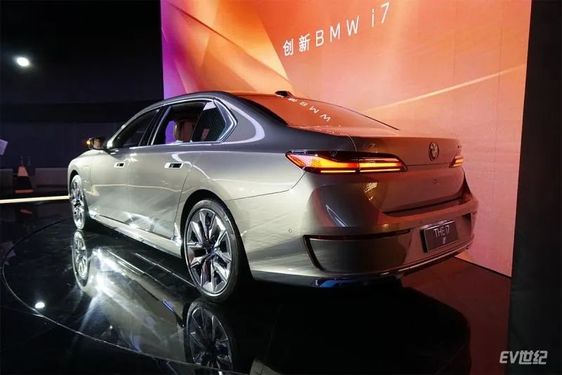 劳斯莱斯内饰灯光_劳斯莱斯的车内氛围灯光系统_劳斯莱斯内饰氛围灯