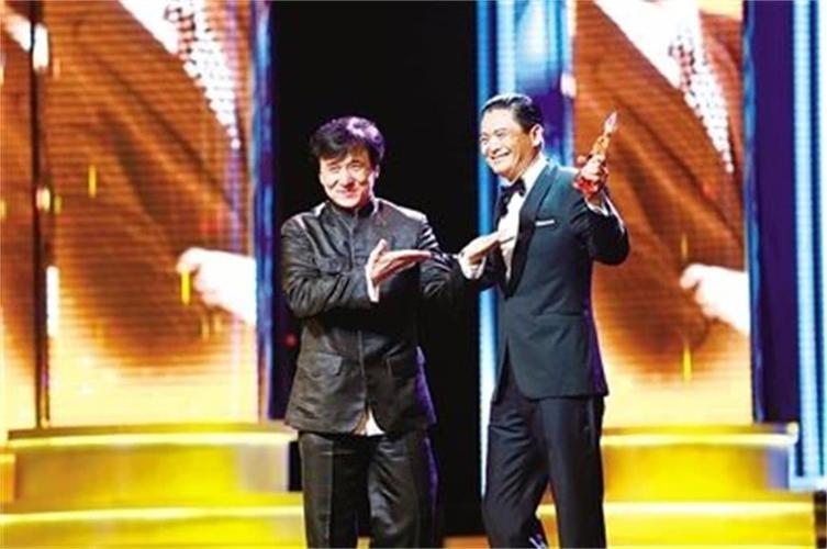 成龙与其他动作明星的比较_成龙明星动作比较好的是谁_成龙最佳动作设计