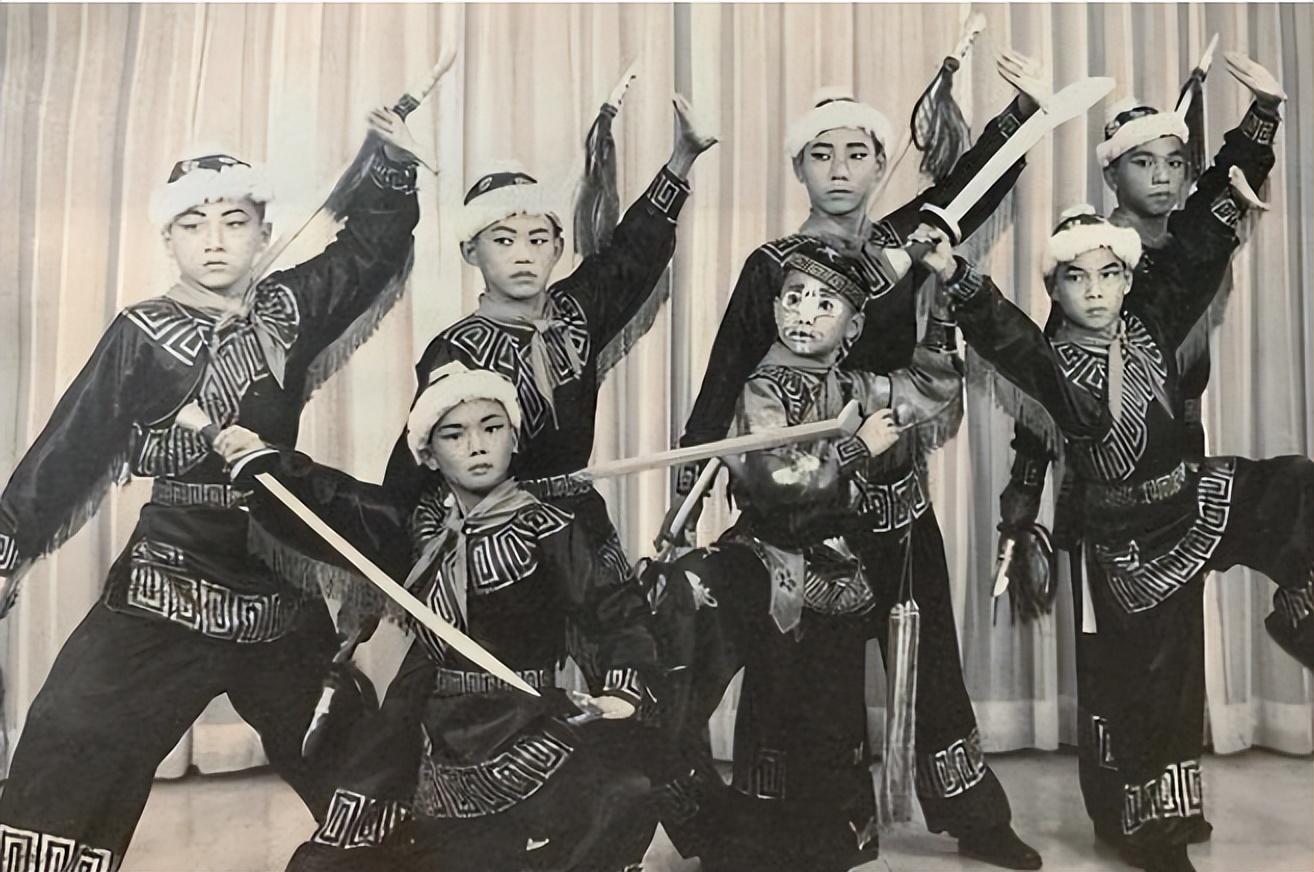 成龙明星动作比较好的是谁_成龙最佳动作设计_成龙与其他动作明星的比较